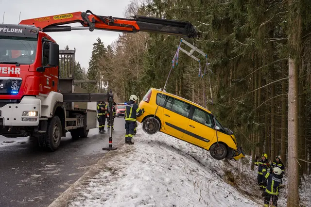 Mit dem Kran der FF Bad Leonfelden wurde das Unfallfahrzeug geborgen. | Foto: TEAM FOTOKERSCHI / MARTIN SCHARINGER