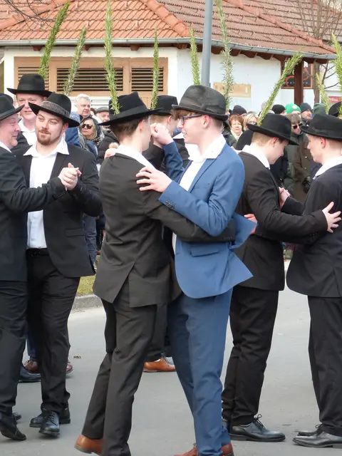 Gelebte Tradition in Neckenmarkt: Die Burschenschaft schwang das Tanzbein beim allbekannten Brucktanzen in der Faschingszeit.  | Foto: Vanessa Wittmann