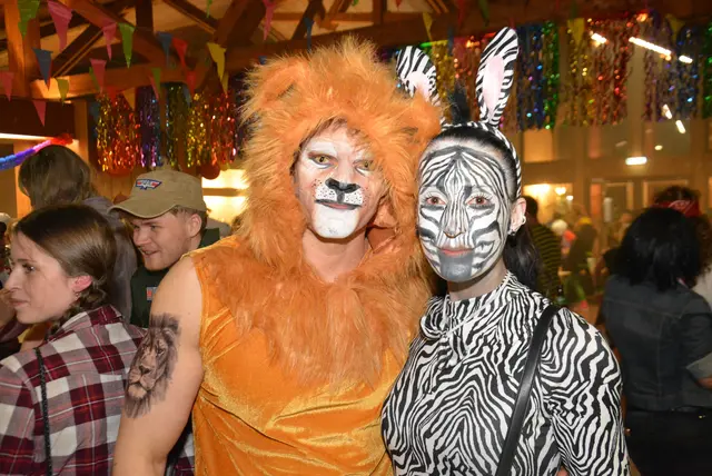 Aus dem Zoo in St. Michael entflohen und im Volkshaus wieder gesichtet- Der Löwe, gezähmt vom   Zebra   | Foto: Peter Taurer