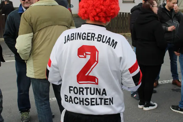 Verkleidet als Fußballer - mit Original Dress vom ehemaligen Fußballverein aus Bachselten. | Foto: Anika Paul