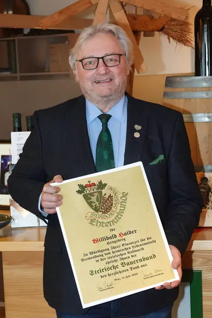 Starkoch Willi Haider erhielt die Ehrenurkunde des Steirischen Bauernbundes verliehen. | Foto: Arthur Mallaschitz