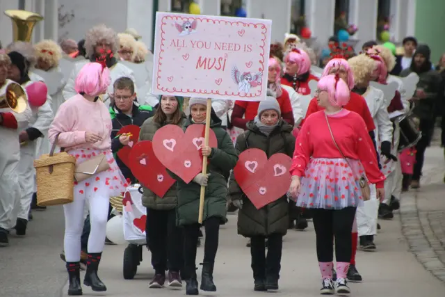 Faschingsumzug in Lengenfeld: musikalisch ...