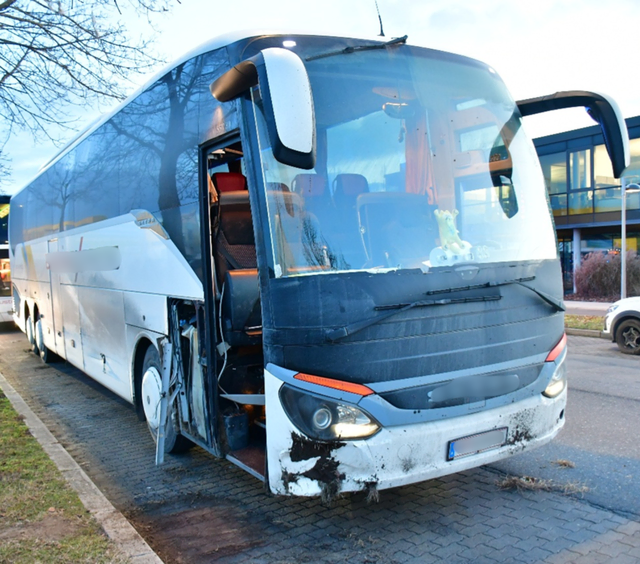 Ein Bus wurde bei einem Verkehrsunfall Freitagfrüh schwer beschädigt. Drei Passagiere wurden zudem leicht verletzt.  | Foto: LPD Wien