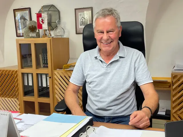 Bürgermeister Peter Lobenwein erzählt MeinBezirk von den Großprojekten für 2026.  | Foto: Hassl