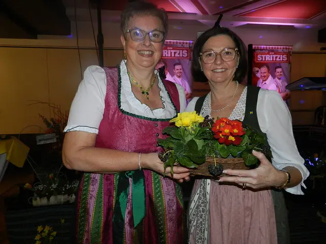 Franziska Punz, Labg Doris Schmidl übereichte die Tombolapreise | Foto: Heribert Punz