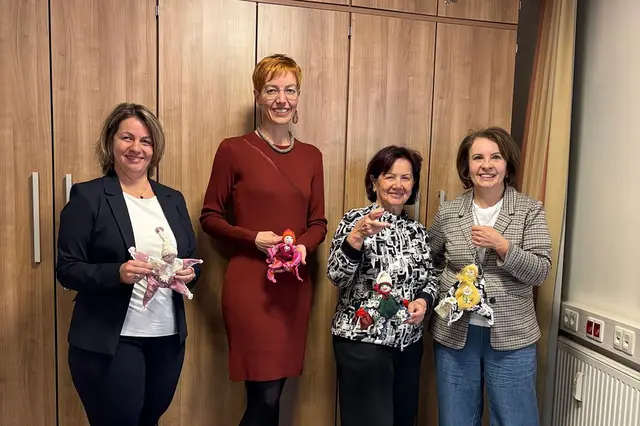Der Erlös der selbstgenähten Kuschelzwerge in Höhe von 1.000 Euro ging an die Initiative „Frauen helfen Frauen“. Im Bild: Sabine Sandbichler (Frauen helfen Frauen), Obfrau Verena Piegger, Monika Hoch-schwarzer und GR Larissa Pöschl (Care-Managerin). | Foto: Gemeinde Telfs