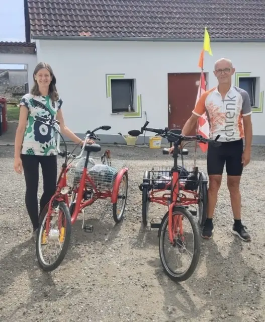 Viele im Bezirk kennen Geri von der Straße, denn er radelt über 8000 km im Jahr. Durch sein rotes Dreirad mit Fahne zieht er häufig die Blicke auf sich. Seit Kurzem ist er in Begleitung seiner Partnerin Daniela anzutreffen, sie fährt aufgrund ihrer Krankheit auch mit einem roten Dreirad. Durch ihre Dreiräder und ein ähnliches Handicap haben sie sich kennen und lieben gelernt. | Foto: privat