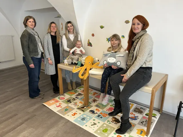 Stadträtin Doris Fidi (l..) überzeugte sich vor Ort von der gelungenen Übersiedlung . Im Bild mit Nicole Habenicht und Nadine Wimmer mit Sohn Milo sowie Julia und Sonja Dangl. | Foto: Stadtgemeinde Waidhofen/Thaya
