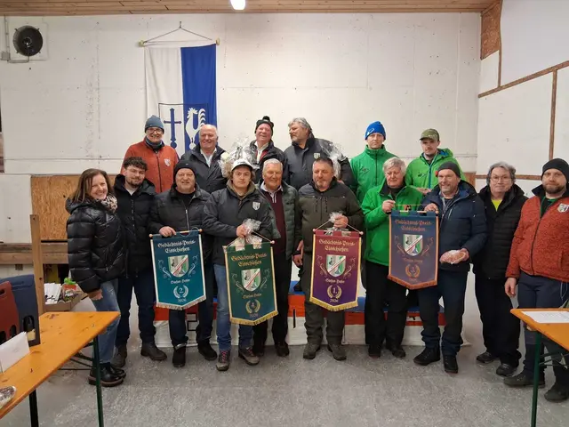 Die Fahnen Preis Gewinner mit den Offiziellen; vl Frau Gemeinderat Maria Braito, 2 ESV Erpfendorf II, 1. und 4. ESV Erpfendorf I, 3. EC Oberndorf, Alois Hirzinger Bild Mitte, r. Andi Aberger und Michael Novak. | Foto: Brigitte Müller; Herta Stöckl