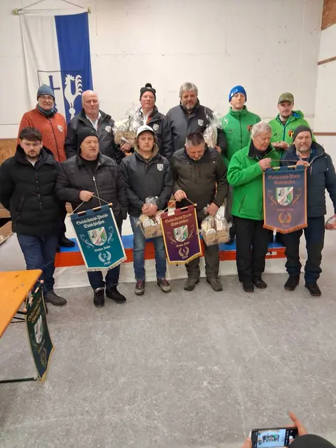 Die Stockerlplatzierten; 2. ESV Erpfendorf II, 1. ESV Erpfendorf I, 3. EC Oberndorf | Foto: Brigitte Müller; Herta Stöckl