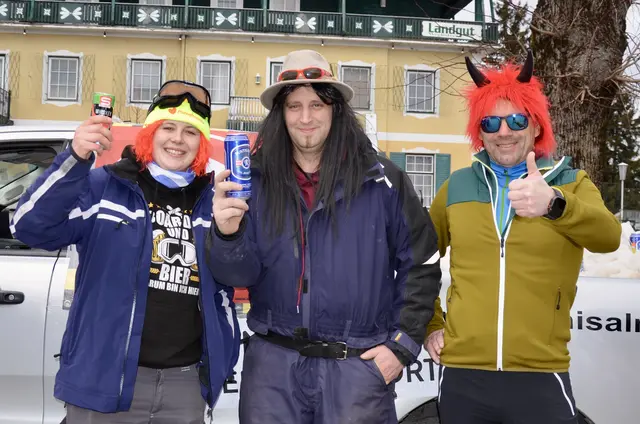Anna Riegler, Christoph Stangl und Hans Dissauer- Nach dem Mottto „Der schönste Sport ist der Schneetransport“. | Foto: Elisabeth Peinsipp
