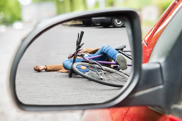 Ein Pkw-Lenker fuhr nach einem Unfall mit einer Fahrradfahrerin ohne anzuhalten weiter. Der Mann konnte ausgeforscht werden. (Symbolfoto) | Foto: panthermedia/AndreyPopov