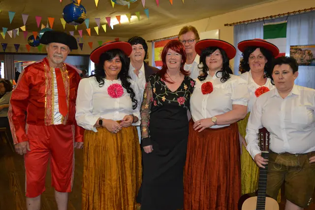 Fasching in Wörterberg, Otto Rath, Marianne Hackl, Bernadette Rafetseder, Obfrau Franziskas Rath, Andrea Gschiel, Beate Christandl, Musikerin Tamara