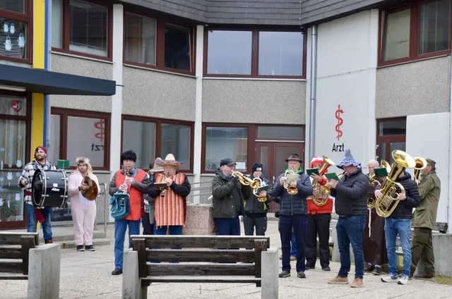 Musikalisch begleitet wurde der Umzug vom Musikverein Mönichkirchen. | Foto: Elisabeth Peinsipp 