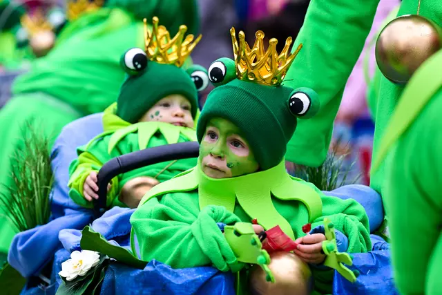 Auch ganz kleine Froschkönige waren beim Faschingsumzug in Ebensee zu bewundern. | Foto: W. Spitzbart