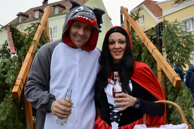 Andreas Renner und Ilse Lind als Rotkäppchen und der böse Wolf. | Foto: Elisabeth Peinsipp
