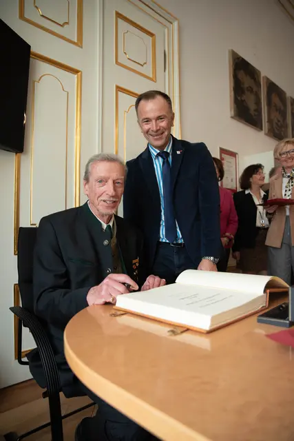 Stadtsiegel in Silber: Übergabe der Ehrung an Dieter Schaffer (li.) durch Bürgermeister Bernhard Auinger im Schloss Mirabell. | Foto: Stadt Salzburg/Rocio Escabosa