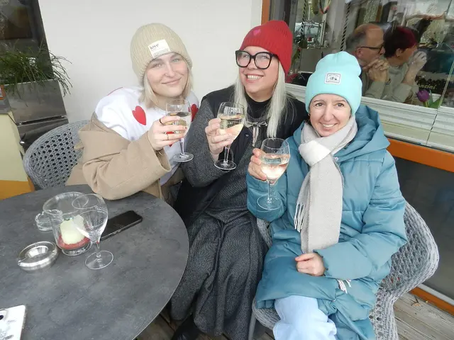 Lilly Ebersberger, Johanna Bresnik und Karin Mayer waren nach dem Umzug im Kaffeehaus, um sich zu stärken. | Foto: Heribert Punz