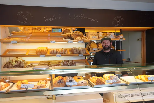 Durch die Bäckerei Kröll hat Natters wieder täglich frisches Brot und Gebäck. Sie ist am Dorfplatz in der ehemaligen Bäckerei Töpfer zu finden.  | Foto: AMG
