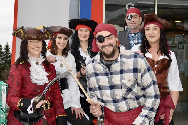 Piratenbande aus Mönichkirchen- Obfrau vom Verein „Mönichkirchen für Mönichkirchen“ Petra Schwarz, Angelika Heiling, Amtsleiterin Yvonne Irsay, Christian Stögerer, Andreas Ungerböck vom Bauhof Mönichkirchen und Kerstin Glatz | Foto: Elisabeth Peinsipp