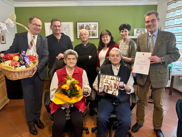 Zahlreiche Ehrengäste ließen es sich nicht nehmen, persönlich zu gratulieren, darunter Bezirkshauptmann Stefan Grusch, Bürgermeister Christian Krottendorfer und Vizebürgermeisterin Patricia Brumüller. | Foto: Markus Kahrer