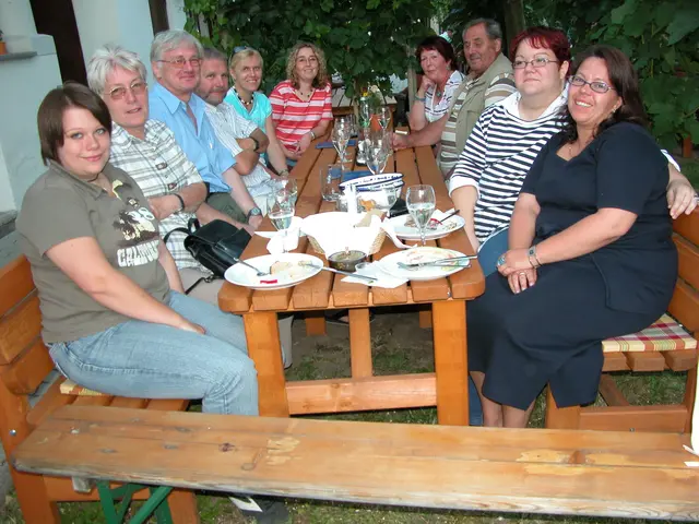 Das Bezirksblatt-Team vor über 20 Jahren: Von rechts Hildegard Sacher (Anzeigenverkauf) und Marlene Mikes (Producerin); links hinten Martina Gschiel, verheiratete Kapfinger (Redakteurin), neben ihr Maria Köhler (freie Mitarbeiterin, Region Zistersdorf); im blauen Hemd Karl Schuster (Anzeigenverkauf). | Foto: Raimund Mold