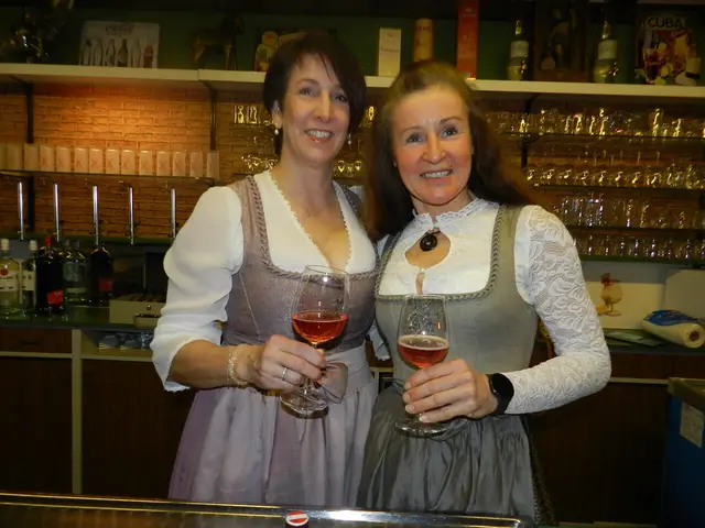 Roswitha Bauer, Gabi Donner arbeiten in der Bar sehr fleißig | Foto: Heribert Punz