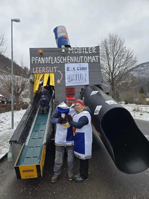Mit ihrem übergroßen, mobilen Pfandflaschenautomaten inklusive Kinderrutsche sorgten Andreas und Helga von der Firma Wiesbauer und ihr Team für Begeisterung beim Faschingsumzug in Hohenberg. | Foto: Julia Steyrer