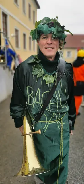 "Bachus" Sepp Heinzl blies das Tenorhorn. | Foto: Josef Messirek