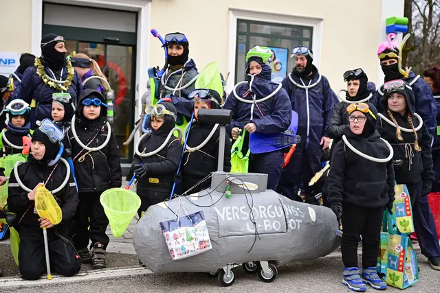 In Bad Ischl zogen wieder hunderte verkleidete Kids durch die Innenstadt. | Foto: Wolfgang Spitzbart