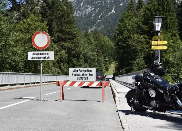 Eine temporäre Straßensperre zum Hintersteinersee wurde in der Vergangenheit bereits oft umgesetzt. Rund 30 Mal im Sommer kommt es dazu, weiß Bürgermeister Christian Tschugg. | Foto: ZOOM.Tirol