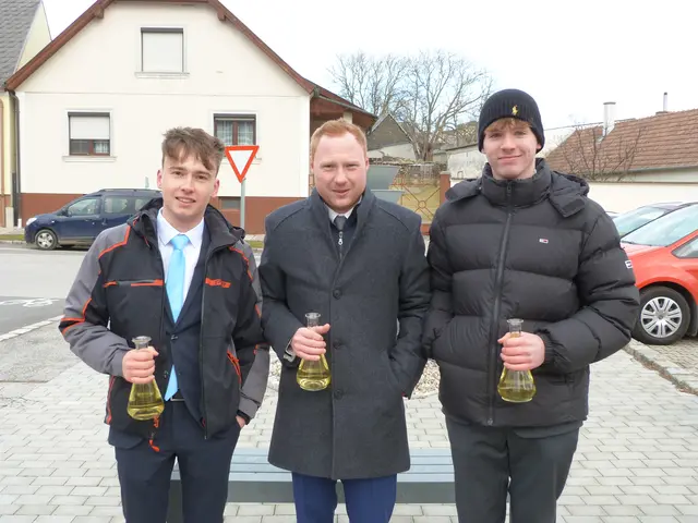 Die Burschen Maximilian, Julian und Simon machten sich auf den Weg, um ihre ausgewählten Tanzpartnerinnen von zu Hause abzuholen.  | Foto: Vanessa Wittmann