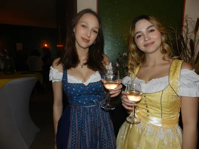 Leonie Lippal, Christel Schwarz sind von der Landjugend Asperhofen vertreten. | Foto: Heribert Punz