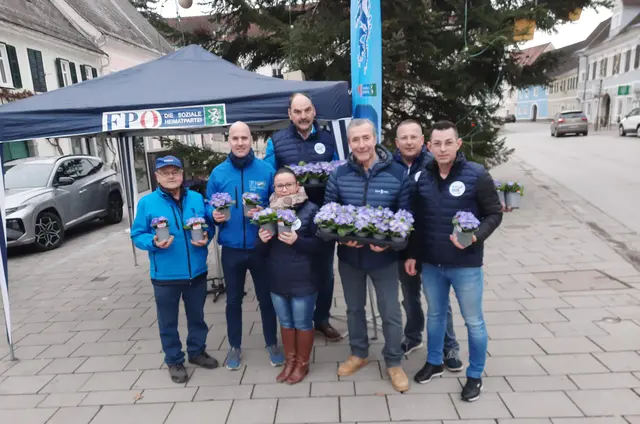 Blaue Primeln gab es beim Stand der FPÖ Stainz | Foto: Gerhard Langmann