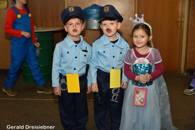 Polizisten und Prinzessinnen waren auch beim Kinderfasching in Urscha dabei. | Foto: Gerald Dreisieber
