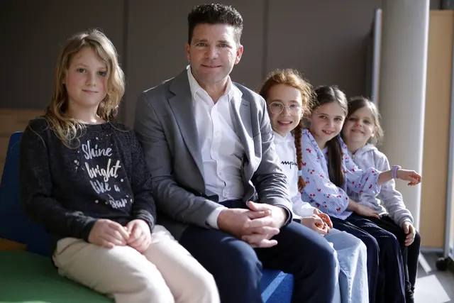 Bürgermeister Johannes Karner freut sich, den Kindern die besten schulischen Möglichkeiten bieten zu können.  | Foto: Andreas Tauser