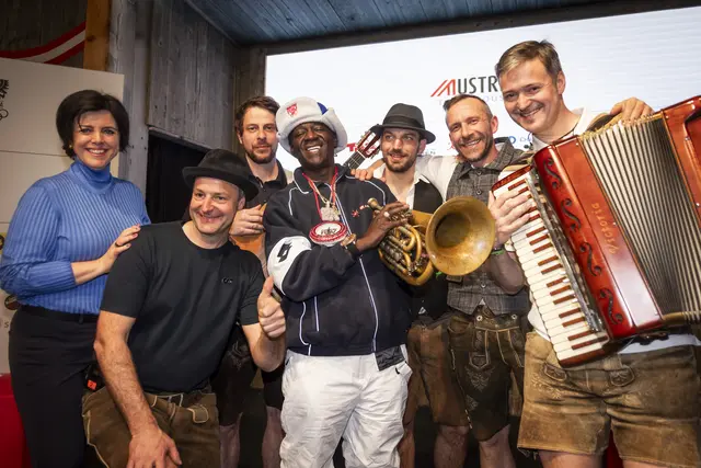 Star des Abends war US-Star-Rapper Flavor Flav (M.), der mit seinem Auftritt das Austria Tirol House begeisterte (im Bild mit Tirol-Werbung-Geschäftsführerin Karin Seiler und der Band Tyrol Music Project). | Foto: Lebensraum Tirol Gruppe / Hetfleisch