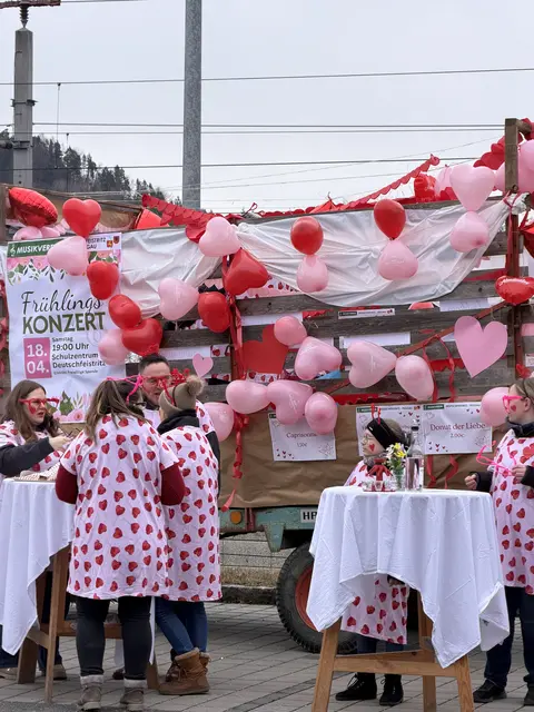 Den Traktoren flogen die Herzen zu. | Foto: Traktorenverein Deutschfeistritz
