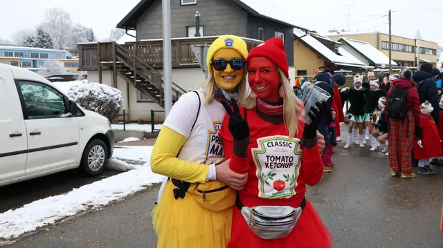 Lisi und Anna als Majo und Ketchup verkleidet. | Foto: Markus Bäumler/zema-medien.de