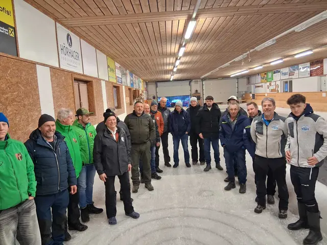 Impressionen; Aufstellung zur Siegerehrung. Die Mannschaften stellen sich Team mäßig auf. | Foto: Brigitte Müller; Herta Stöckl
