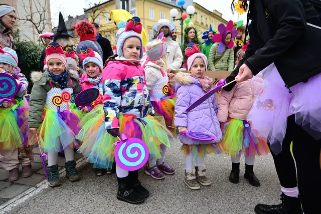 Kreative und bunte Kostüme beim Kinderfaschingsumzug in Bad Ischl.  | Foto: Wolfgang Spitzbart