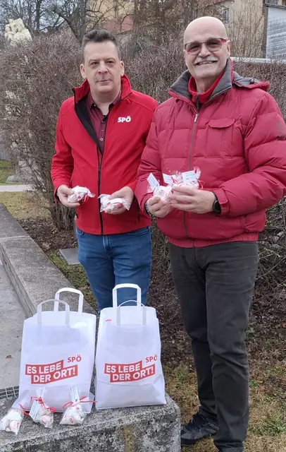 Josef Kern und Christian Kopecek (r.) bei der Verteilaktion am Valentinstag | Foto: SPÖ Groß Siegharts