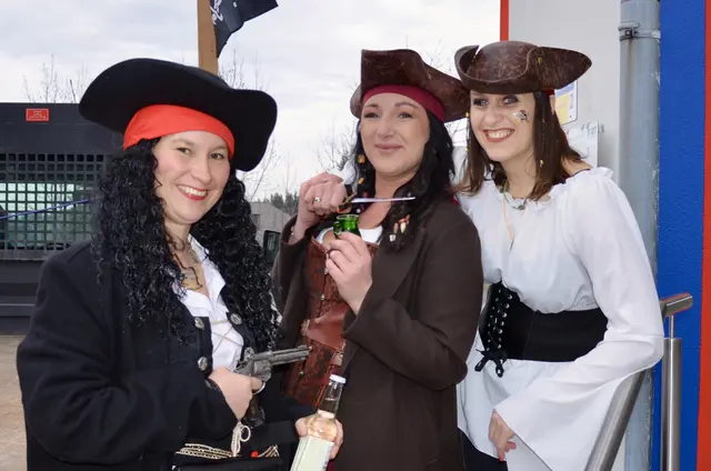Piraten-Bräute- Amtsleiterin Yvonne Irsay mit Kerstin Glatz und Angelika Heiling. | Foto: Elisabeth Peinsipp