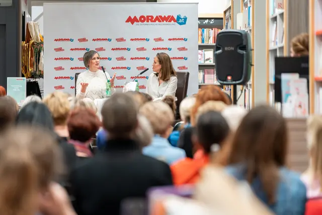  Judith Senoner  stellte ihr jüngstes Werk in der Wiener Morawa Buchhandlung Wollzeile vor. | Foto: dersaraweg.com, Ben Kaulfus
