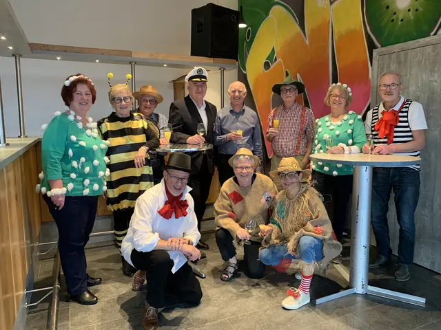 Maria Danninger, Inge Kapeller, Friedrich Schuh, Leopold Kapeller, Ernst Litschauer, Christa Koller, Helmuth Koller (stehend) mit Franz Danninger, Harald Hofbauer und Sonja Hofbauer (vorne, jeweils v.l.) | Foto: PV Dietmanns