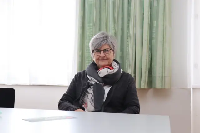 Gabriele Ebenbichler-Willegger unterwegs: Seit 2014 sammelt sie als Haussammlerin für die Caritas Spenden in Mils. | Foto: Kendlbacher