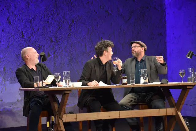 Chrstoph Grissemann, Manuel Rubey und Robert Stachel  begeistern das Publikum.  | Foto: Haun