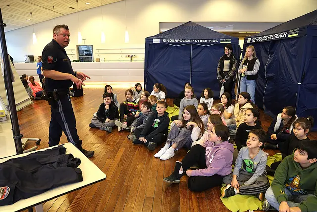 Die Kinder lauschten im Stationenbetrieb den Ausführung der Polizisten. | Foto: Johann Schleich