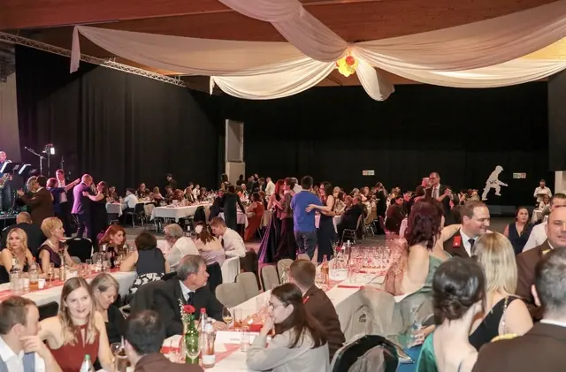 Rund 400 Besucher folgten der Einladung und sorgten für einen stimmungsvollen Abend. | Foto: Freiwillige Feuerwehr Zurndorf