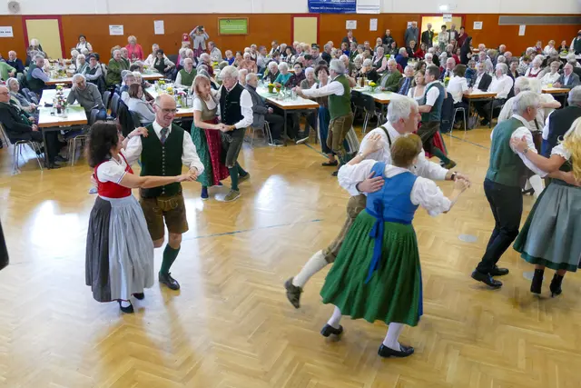 Die Volkstanzgruppe Leibnitz eröffnete den Bezirksball der Seniorinnen und Senioren in Wagna schwungvoll. | Foto: Arnus